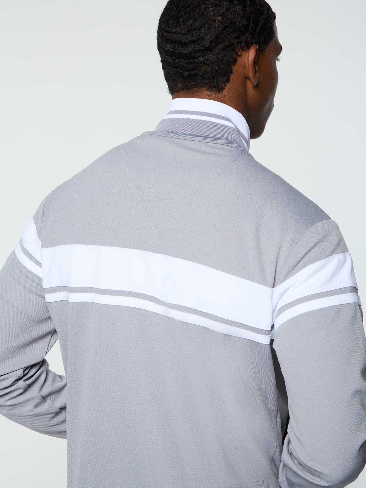 Close-up back view of the collar and chest stripe on the Damarindo Track Jacket Archivio in Sleet/White.