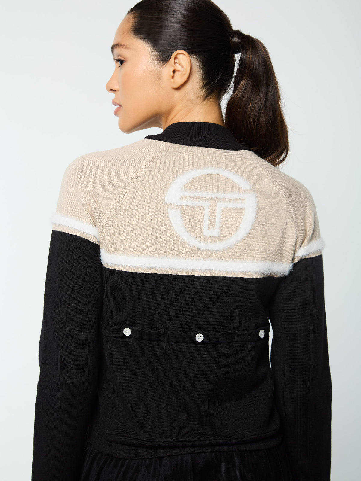 Close-up back view of the logo and pocket on the Ruota Cycling Jersey in Black Beauty.